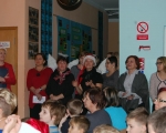 Nauczyciele spiewaja dzieciom 09