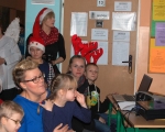 Nauczyciele spiewaja dzieciom 13
