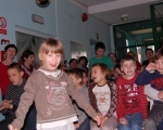 Nauczyciele spiewaja dzieciom 19