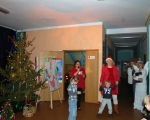 Nauczyciele spiewaja dzieciom 20