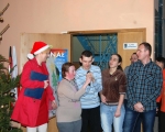 Nauczyciele spiewaja dzieciom 22