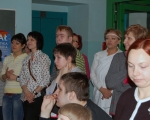 Nauczyciele spiewaja dzieciom 26