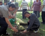 Sadzenie drzewa 09.JPG